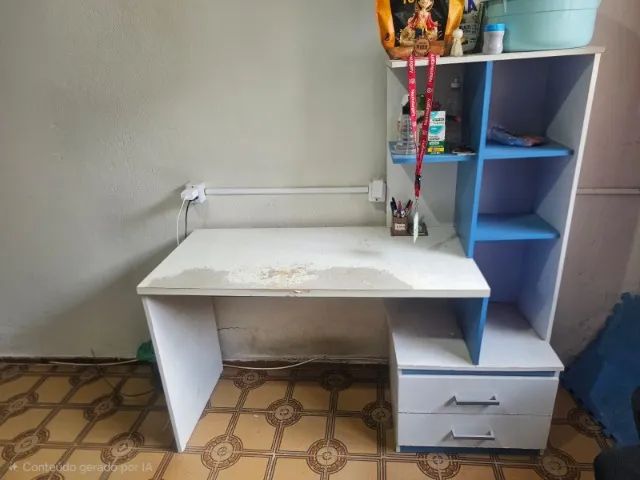 Escrivaninha com nichos e gavetas 