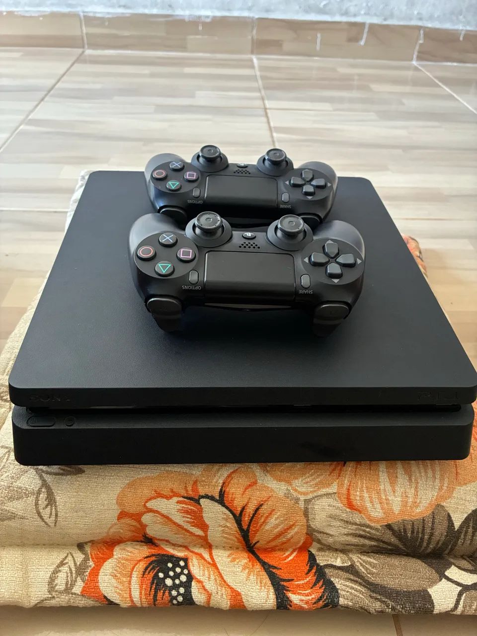 PS4 ISLIM 1 Tera e 2 controles 