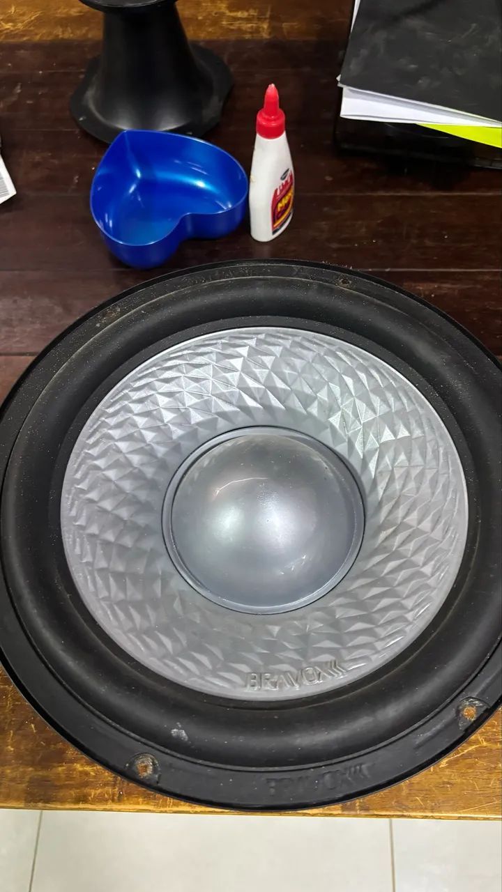 Subwoofer peito de moça 