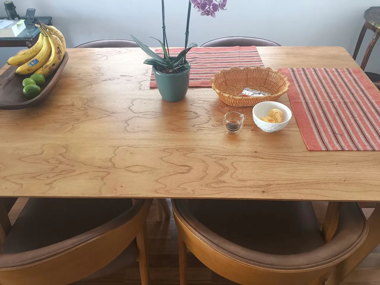 Mesa em madeira com 6 cadeiras em couro ecológico  - Foto 2
