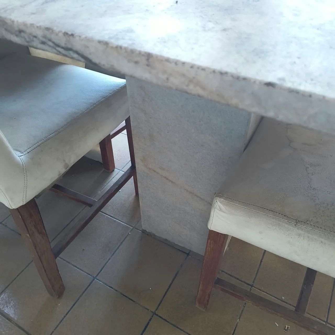 Mesa de mármore com 4 cadeiras  - Foto 2