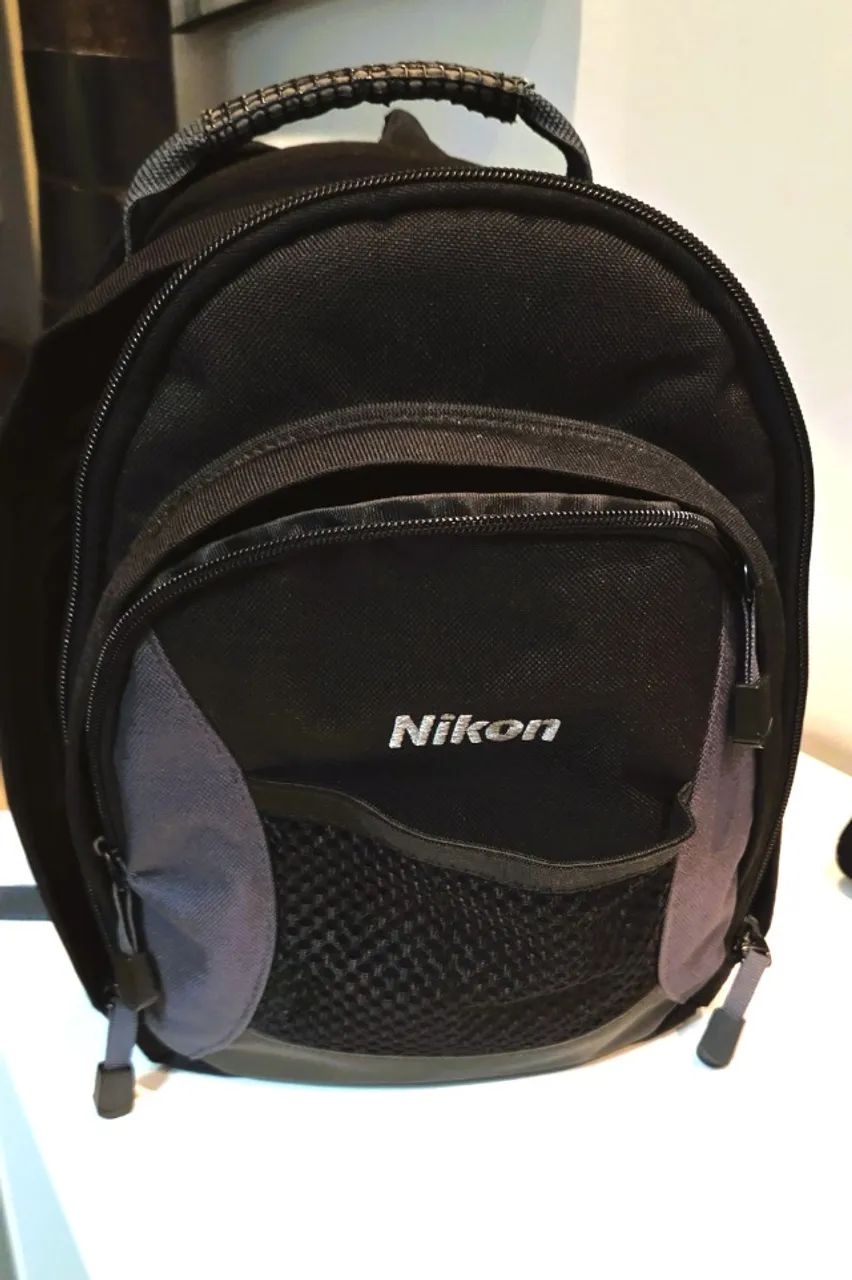 Bolsa Nikon impermeável dimensões L:30xH:30xP:15. Espaço pra 1 câmera + 2 lentes + flash 