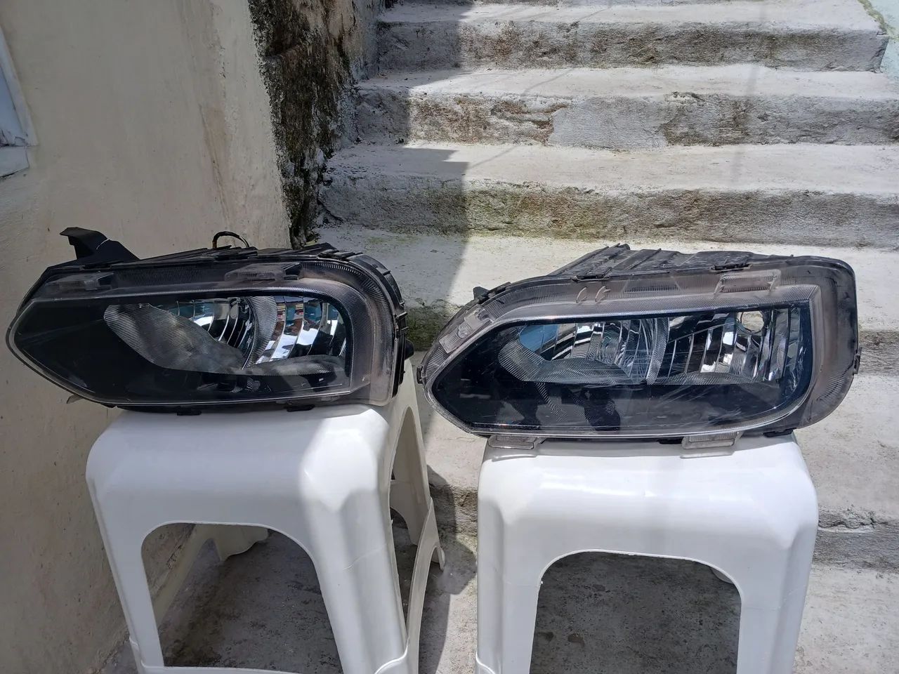 Par de  farol  do   kwid tem que arrumar  o. Suporte do parafusos 