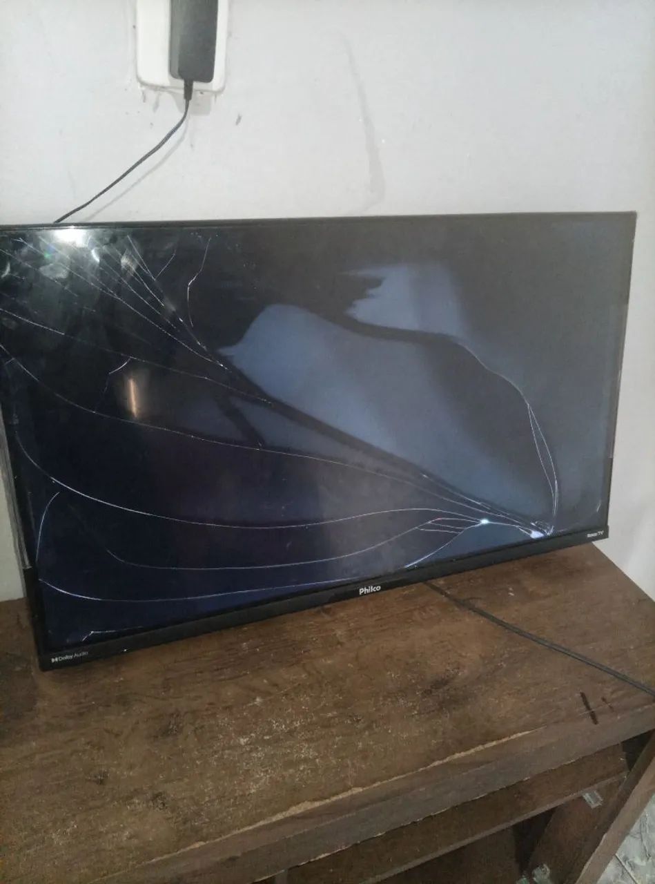 Tv smart 32 polegadas Philco tela quebrada quem quiser pra consertar ou retirada de peças 