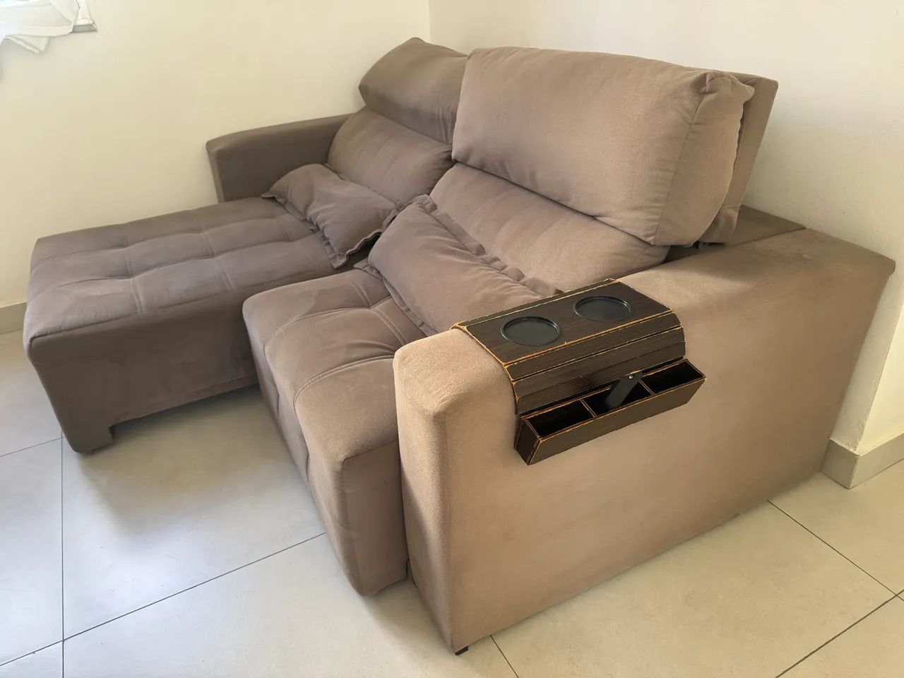 Sofá Retrátil e Reclinável - Muito Confortável e Bem Conservado - Foto 4