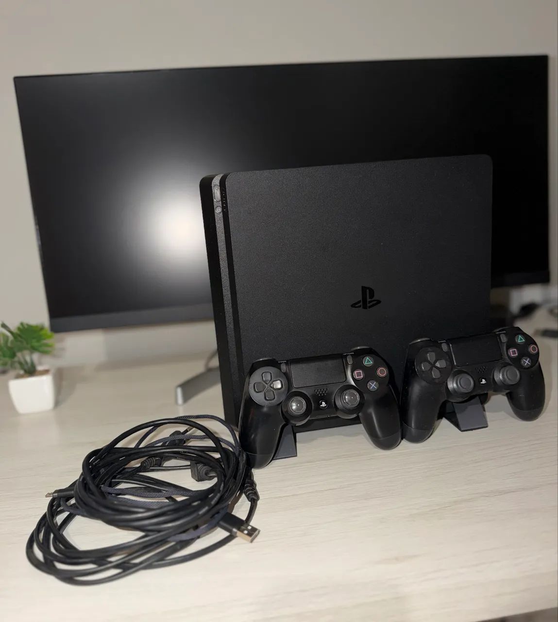 PS4 Slim + 2 Controles - Muito Conservado - Foto 2
