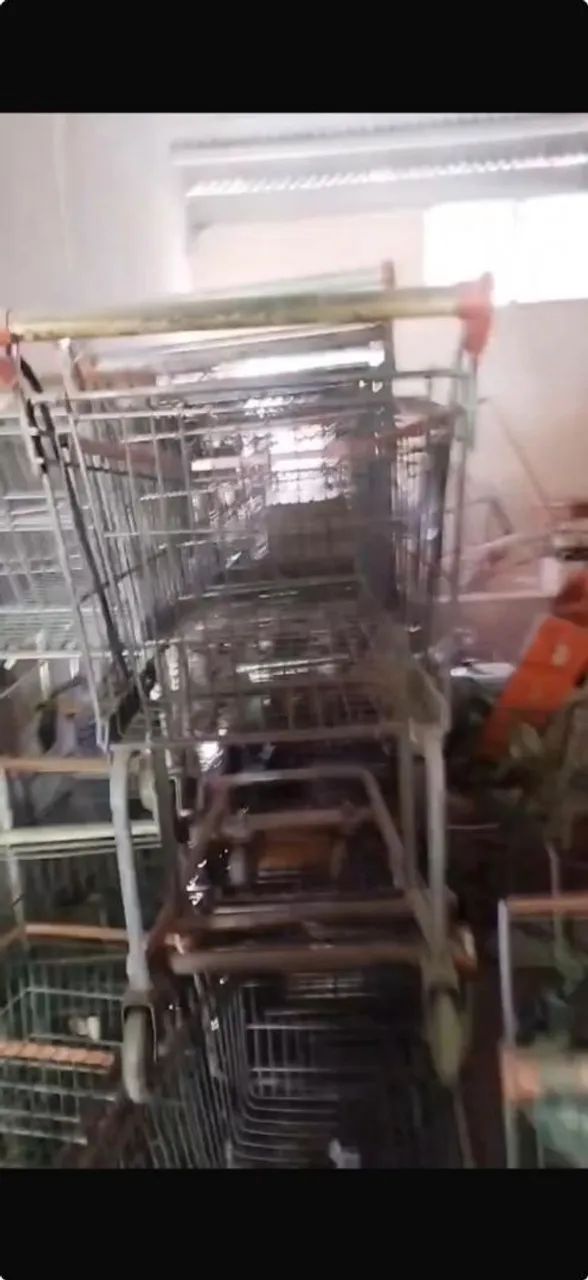 Carrinhos e cestos usados para supermercado