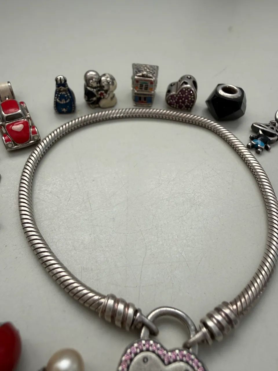 Pulseira PANDORA original com berloques VIVARA/ PANDORA.