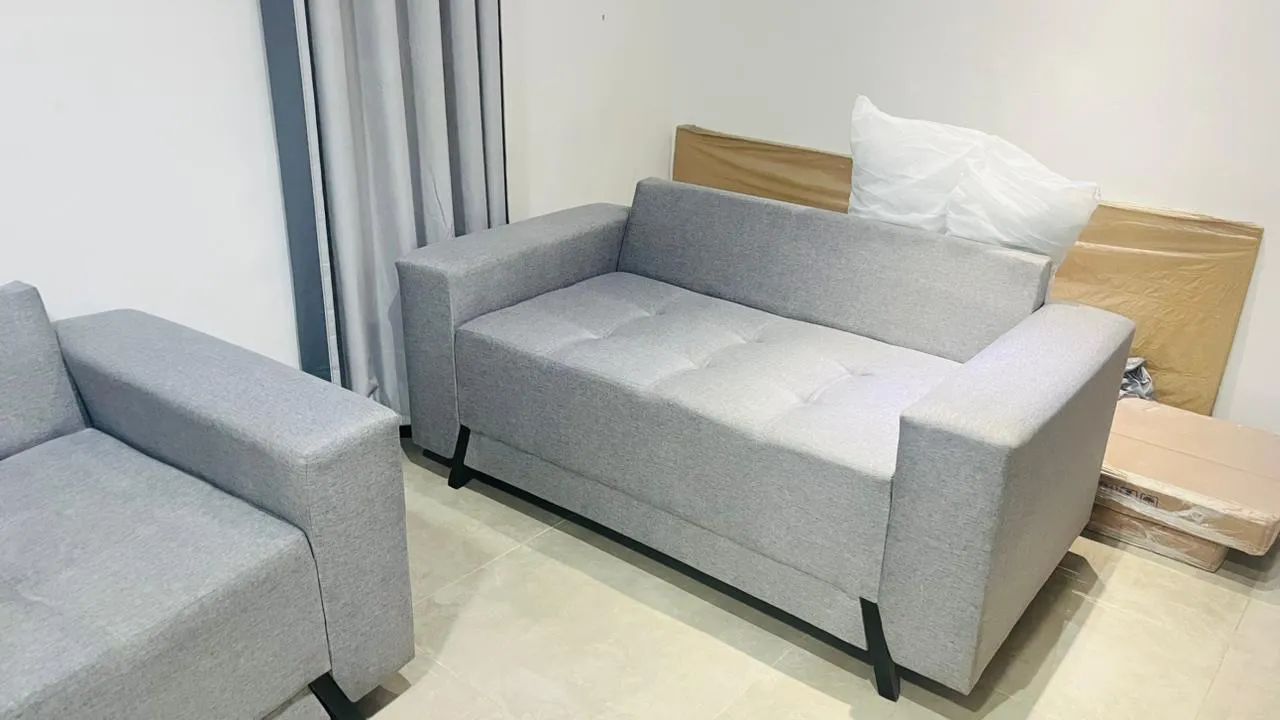 Vendo sofá de 2 lugares 9 meses de uso. Novo!!