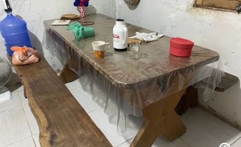 Mesa de madeira com banco