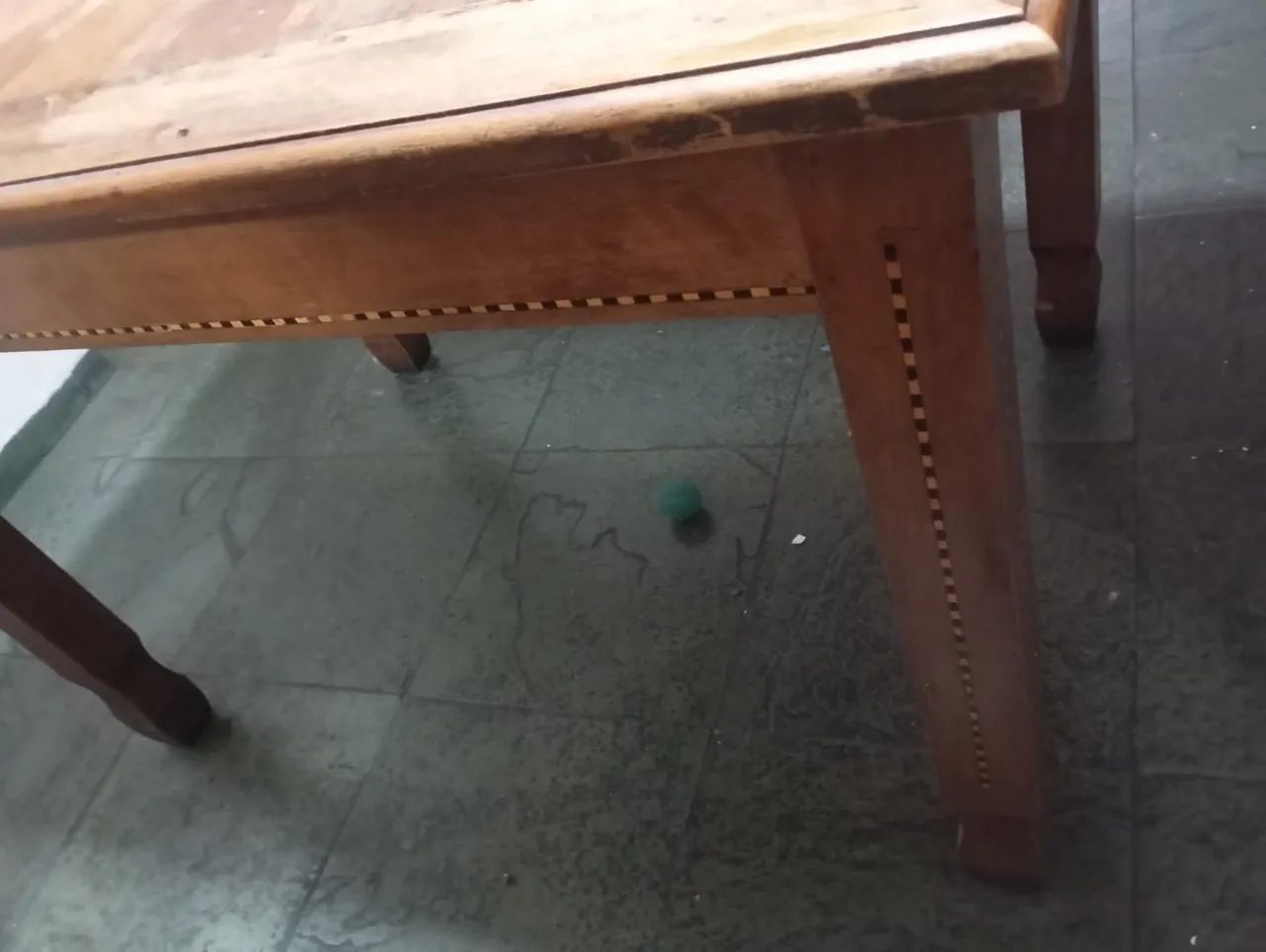 Mesa de madeira maciça em bom estado.  - Foto 5