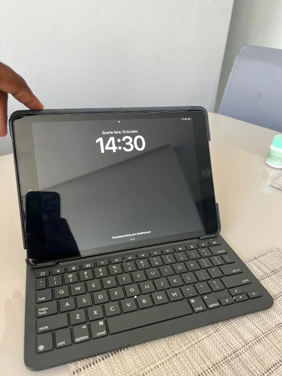 Vendo iPad geração 8, 32gb com capa com teclado e ipencil  - Foto 4