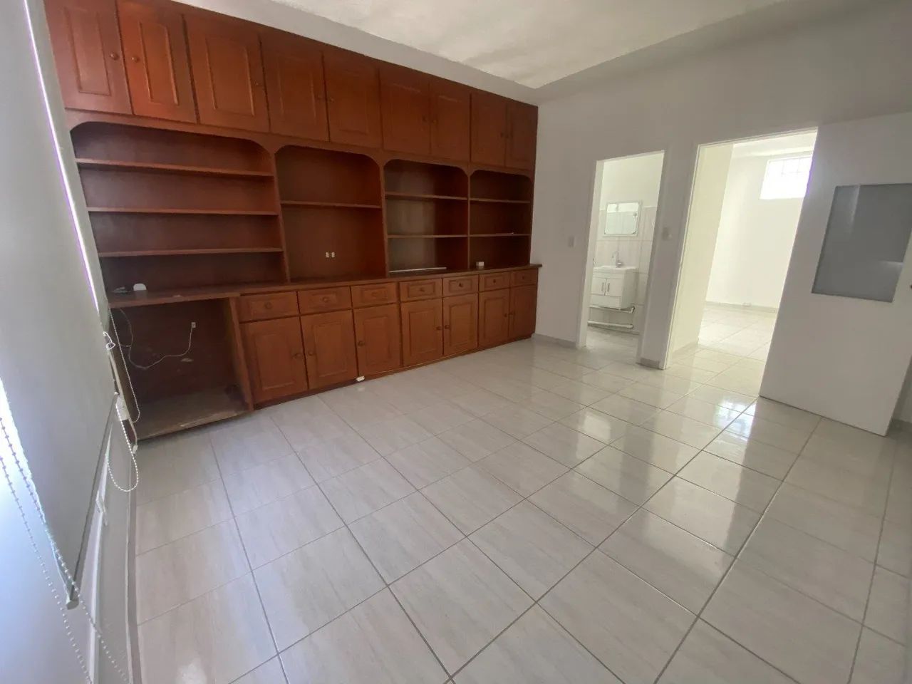 Sala Comercial na Galeria Jaqueline II, com 1 Banheiro, Armário. - Foto 4
