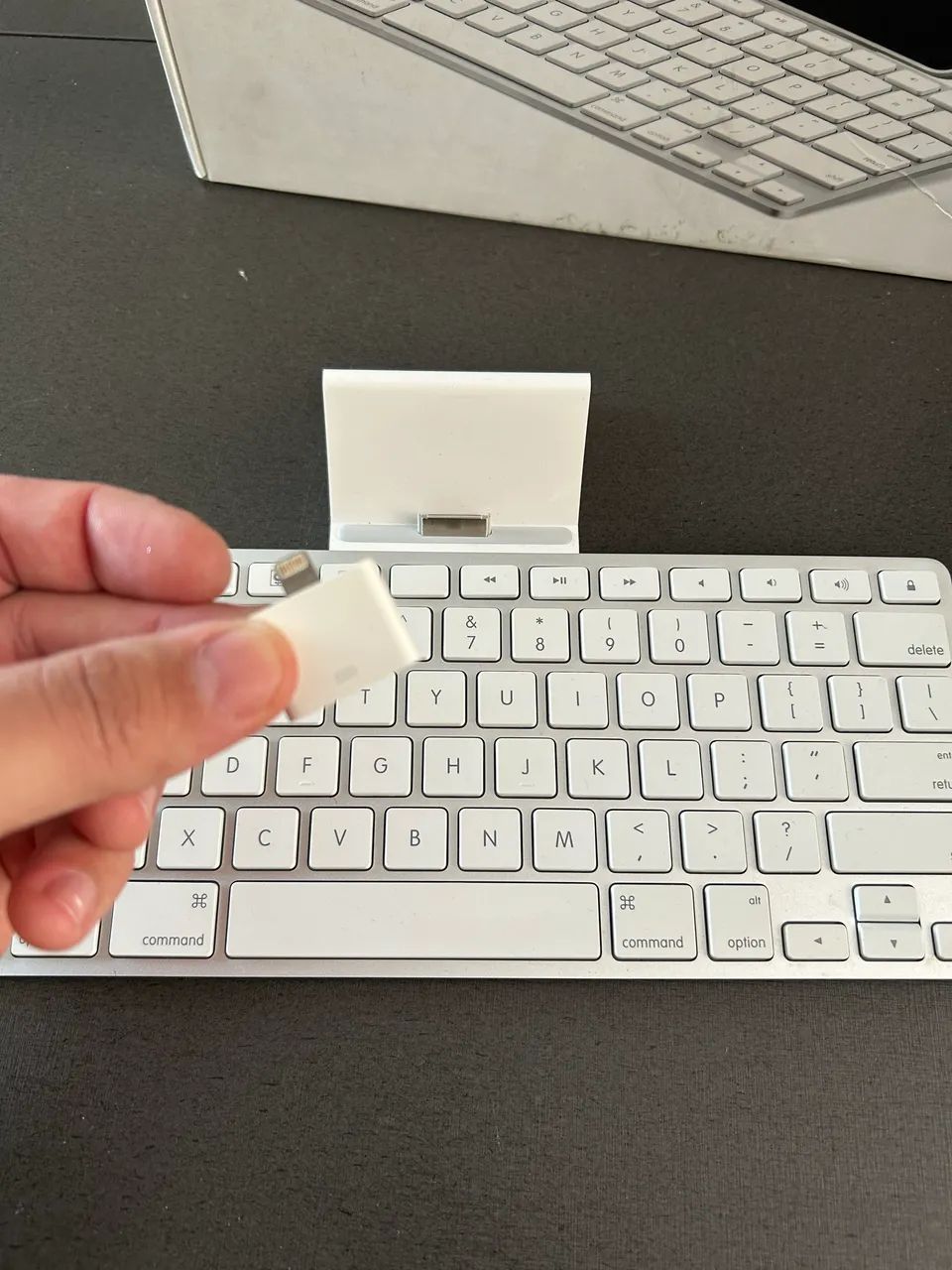 Apple teclado iPad a1359 com adaptador Lightning  - Foto 4