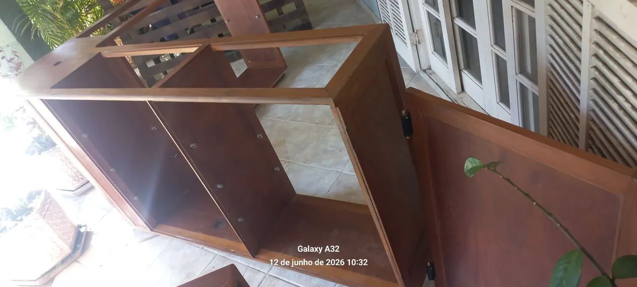 BALCÃO VITRINE/EXPOSITOR EM MADEIRA E PRATELEIRAS EM VIDRO  - Foto 2