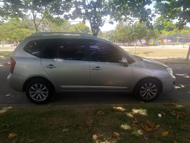 KIA CARENS 2013 .