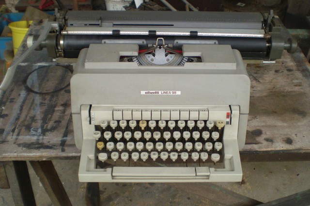 Máquina de escrever antiga.- Cód. 215 - - Foto 2