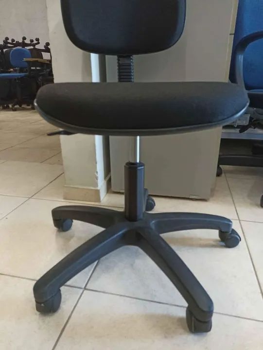 Cadeira de Escritório com Rodinhas Preta Excelente Estado por apenas 160,00 - Foto 3