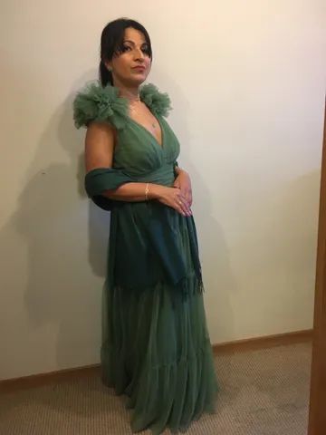 Vestido festa verde ombro fru fru marca LORETA - Foto 3