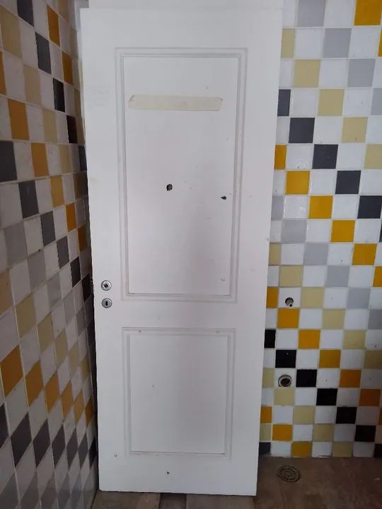Folha de porta madeira maciça lado direito 2.00  x 0,72 com  fechadura sem chave.