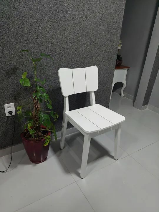 Cadeira branca de madeira - Foto 2