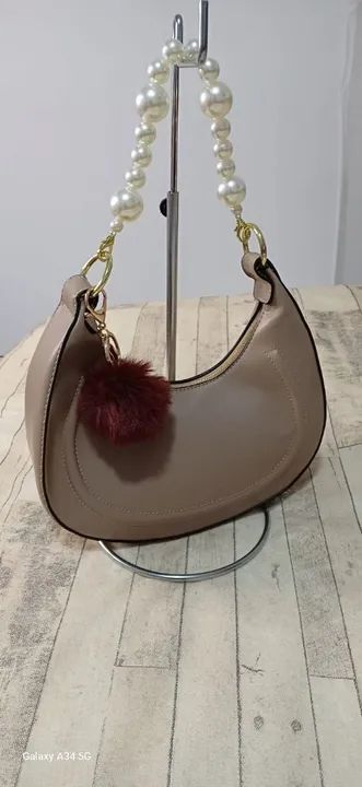 Bolsa de Ombro Bege com Detalhe de Pérolas - Foto 3