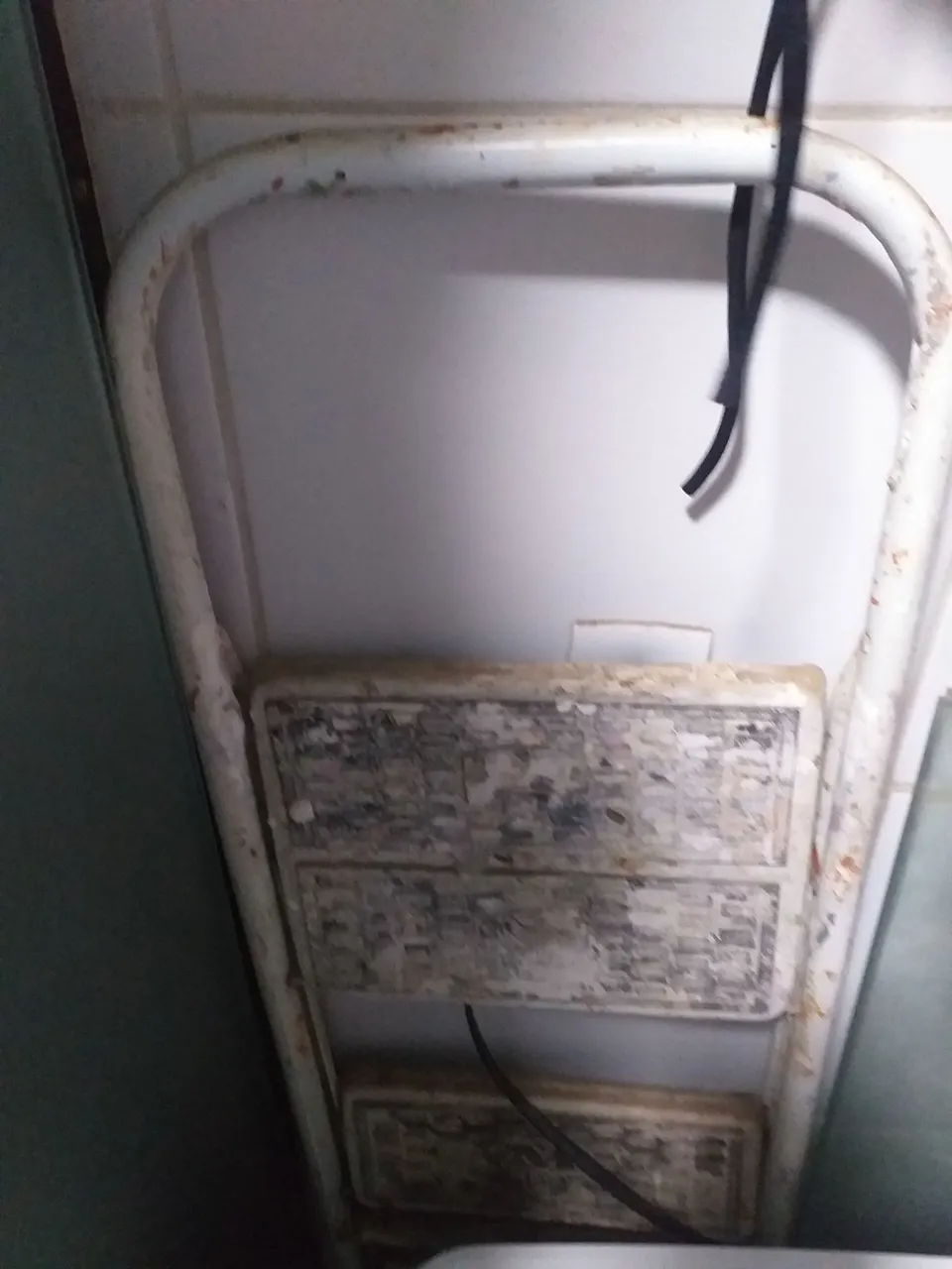 Escada de Pintura Dobrável está com o pé oxidado de cortar fica Boa
