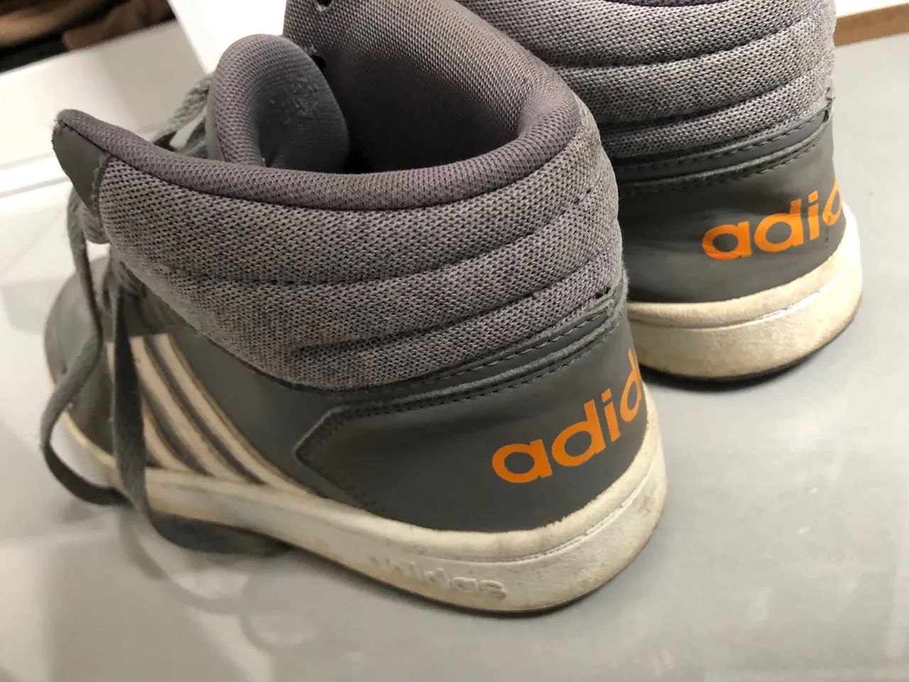 Tênis Adidas Cinza - Conforto e Estilo - Foto 3