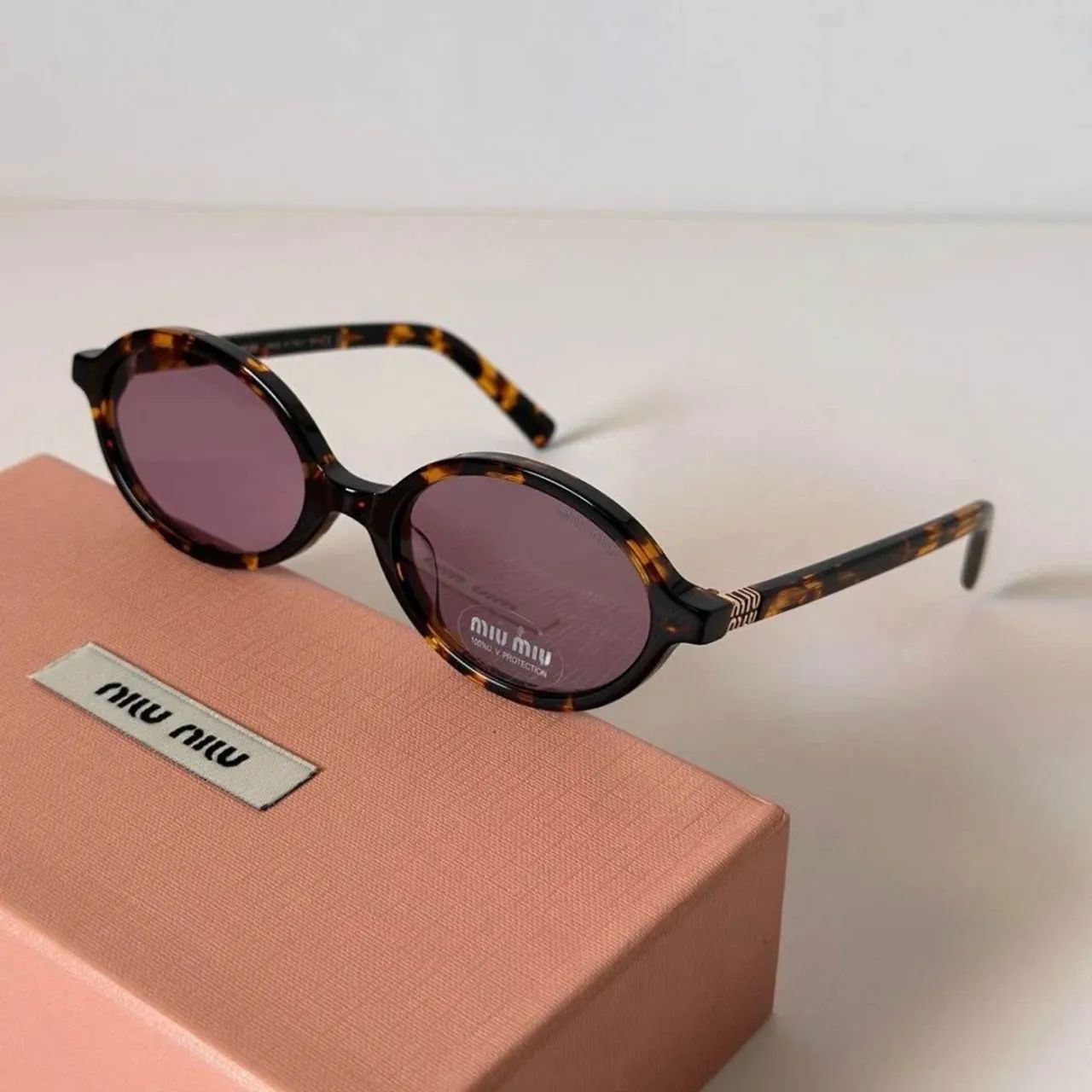 Óculos de Sol Miu Miu - Elegância e Estilo! - Foto 2