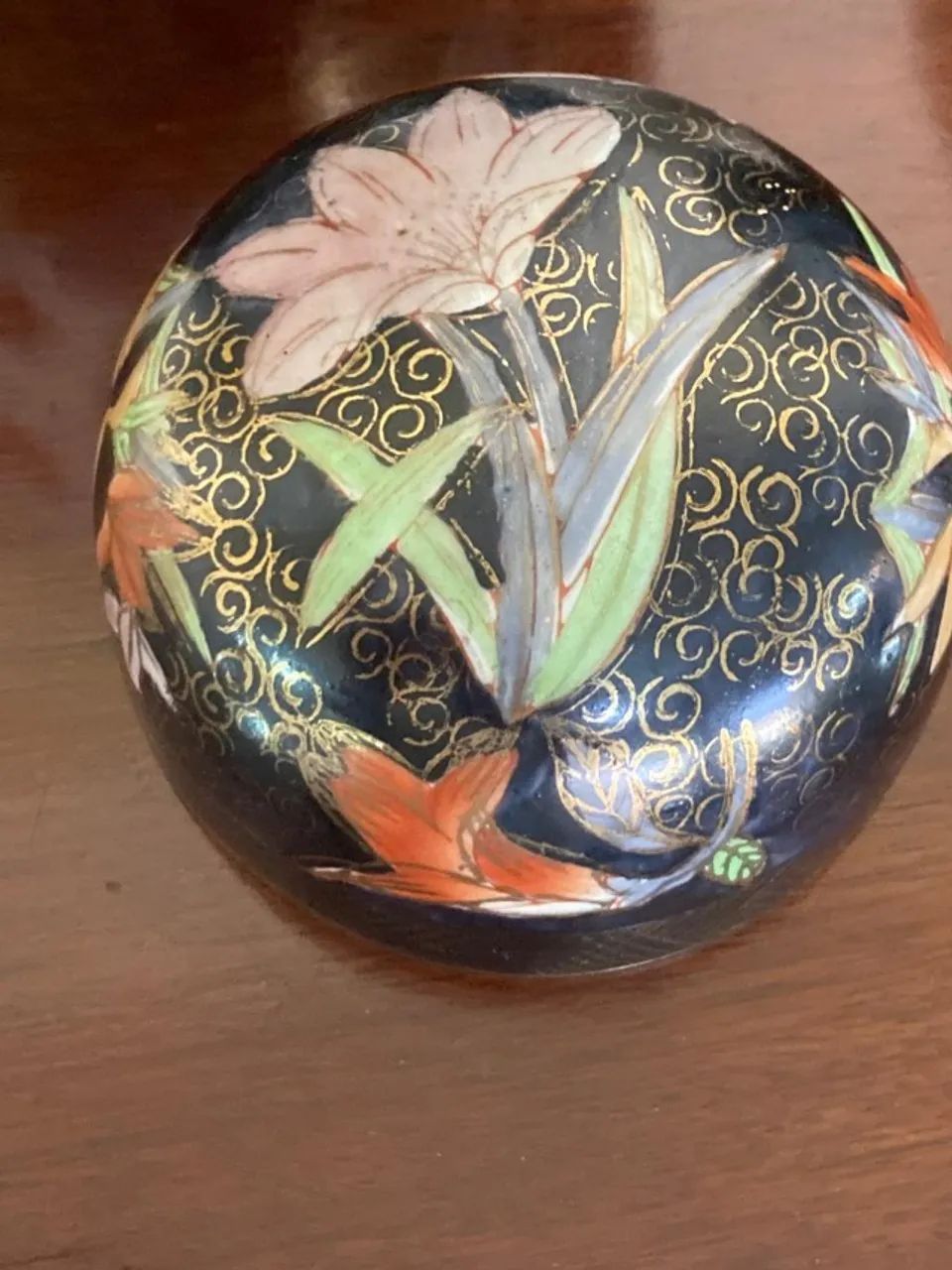 Par de Potiches Chineses com Tampa - Porcelana Decorativa com Dourado - Foto 5