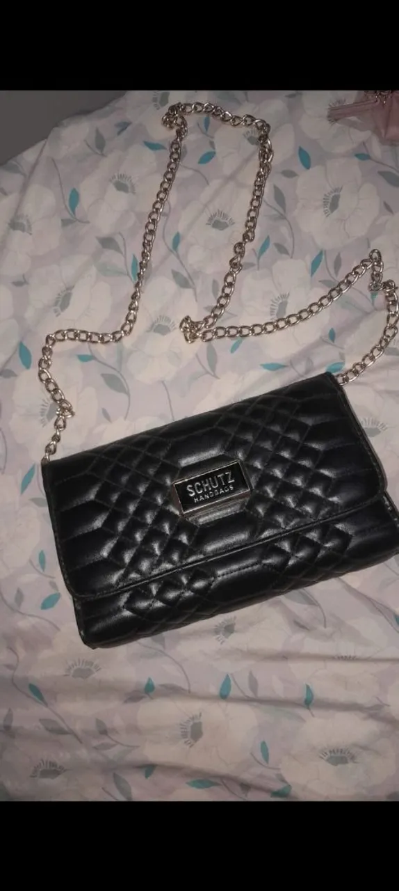 Bolsa Schutz preta com corrente