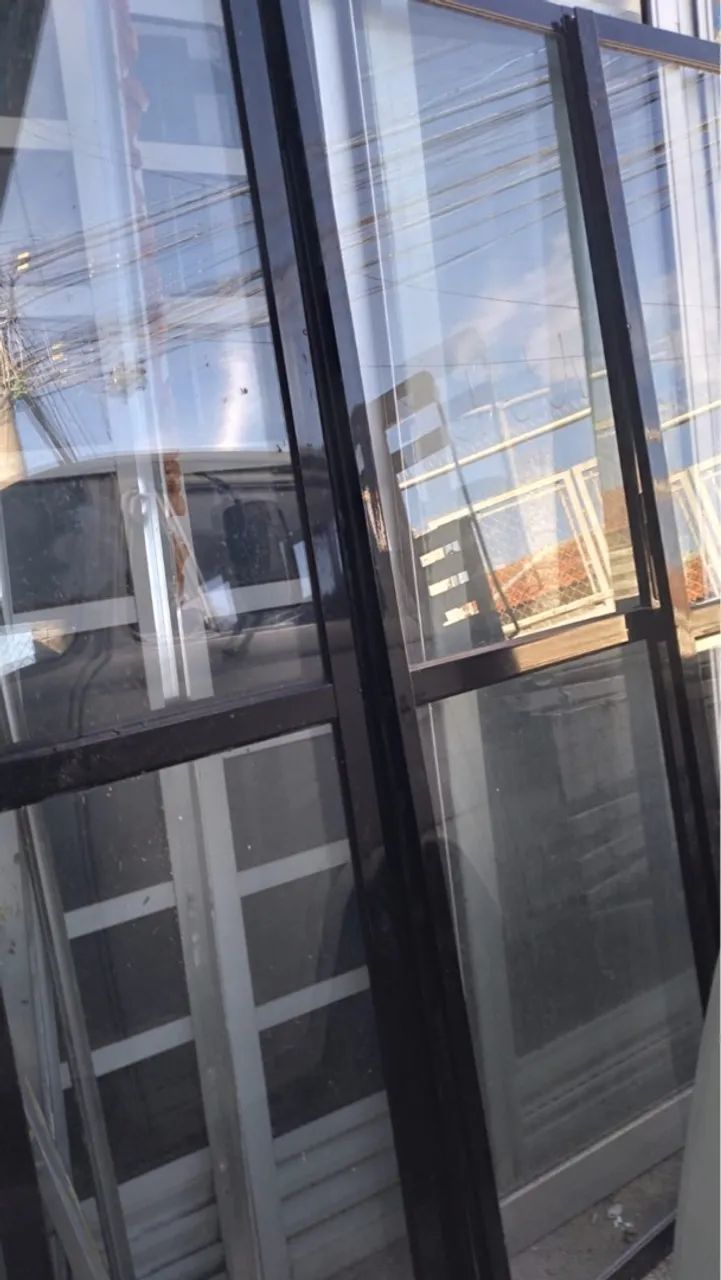 Porta de alumínio preta - Praticamente nova 