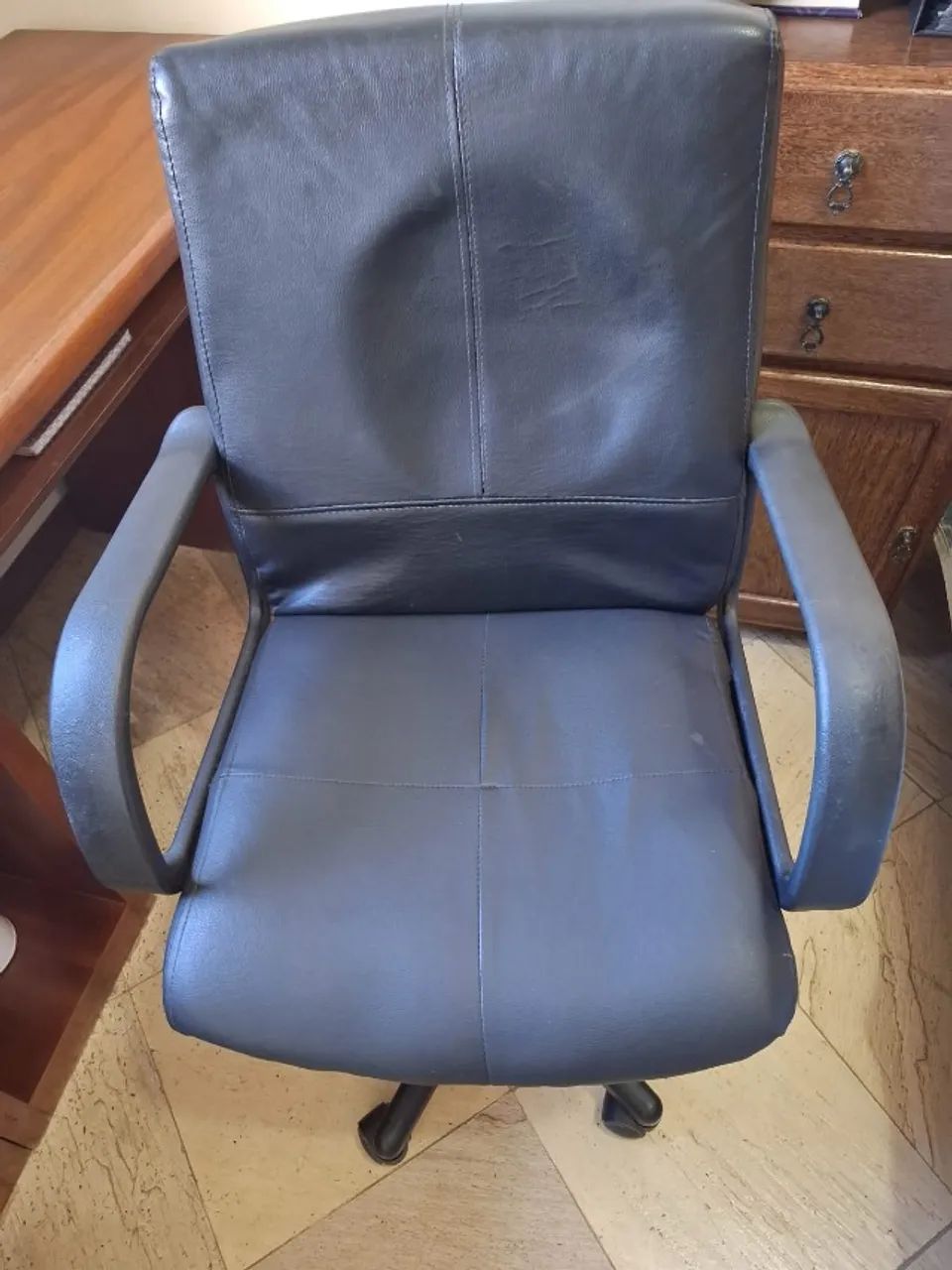 Cadeira de escritório giratória com regulagem