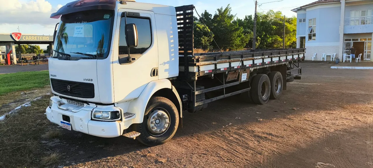 Caminhão volvo 23/240