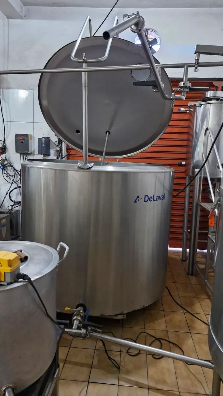 Tanque inox 2 mil litros resfriador DeLaval vendo troco produtora de sorvete. 