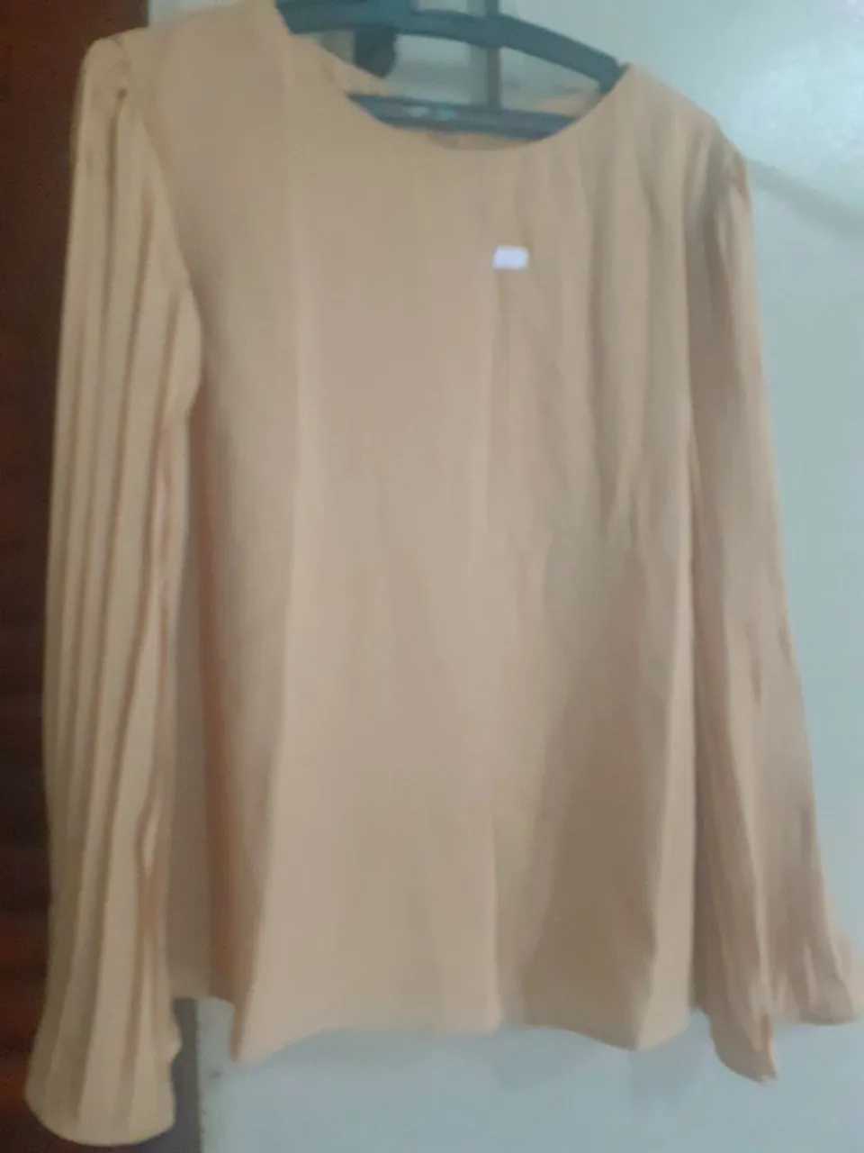 Blusa feminina bege manga comprida