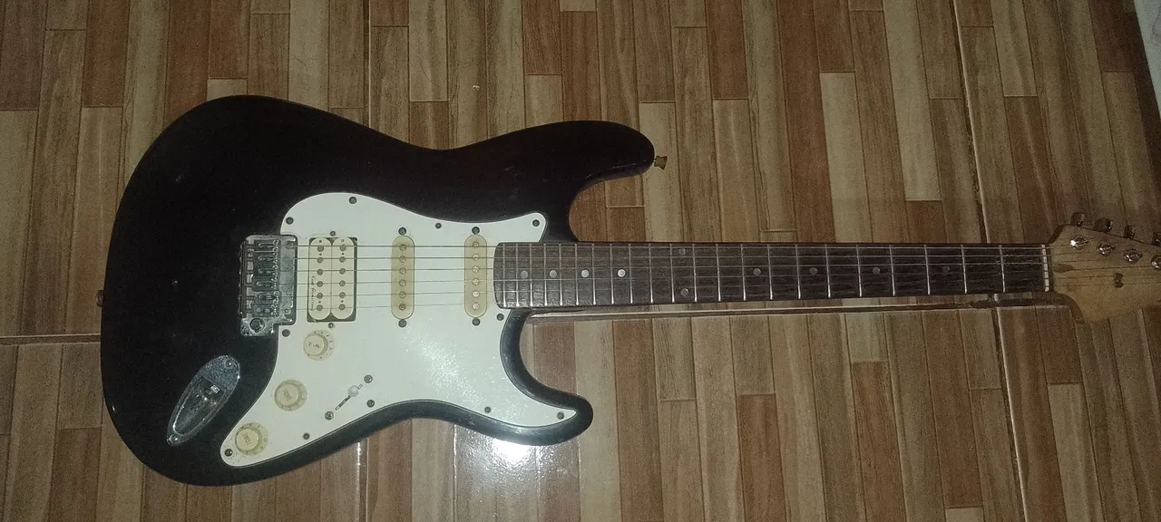 Pra vender logo está guitarra boa pra uso
