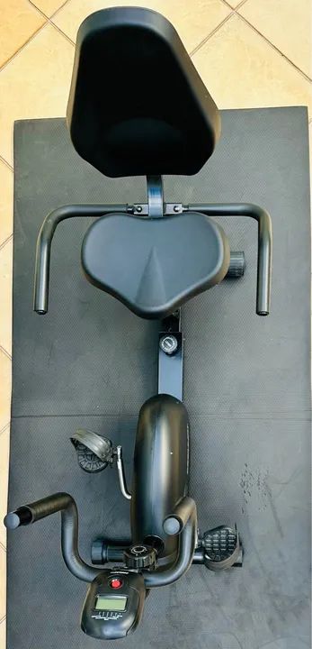 Bicicleta ergométrica horizontal PodiumFit H100 na cor preta - Foto 3
