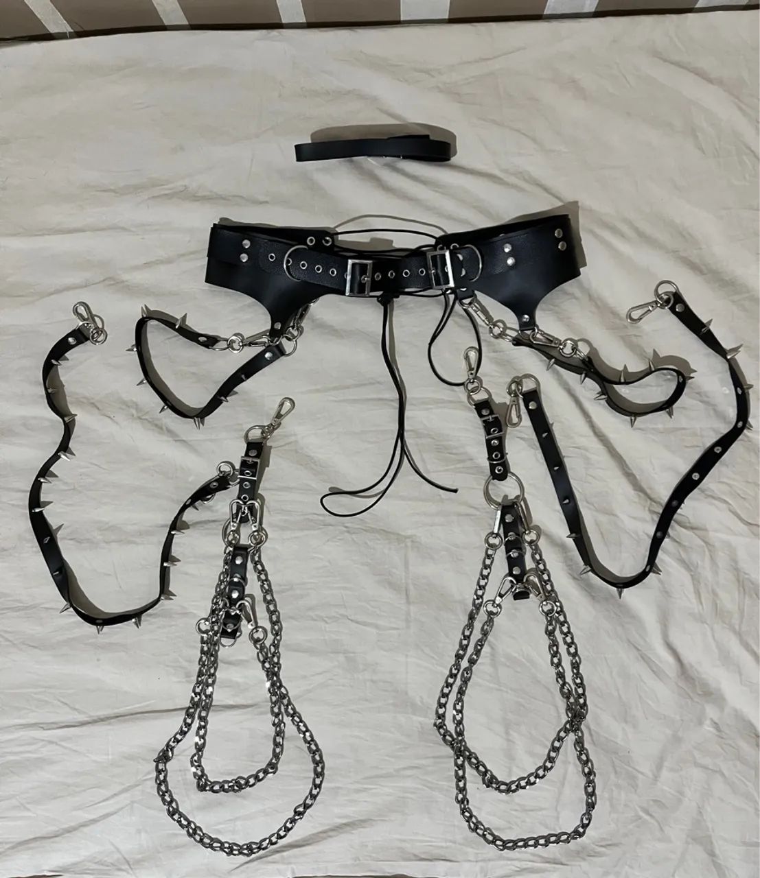 Garter Harness com correntes e Rebites