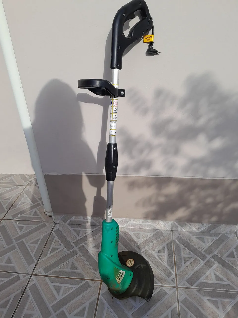Aparador de Grama Elétrico