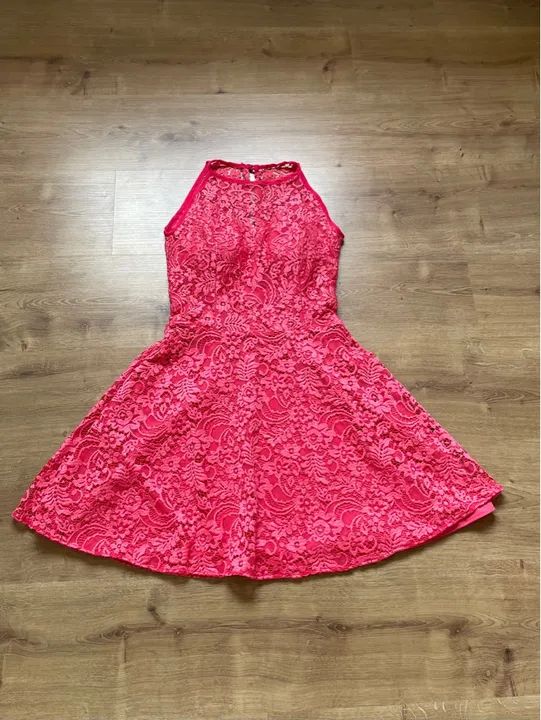Vestido festa P / PP curto todo em renda  cor cereja / coral, da marca Etrange