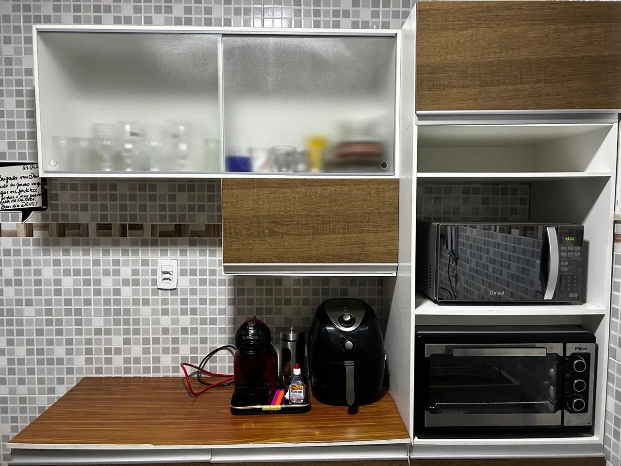 Armário de Cozinha Branco com Portas de Vidro