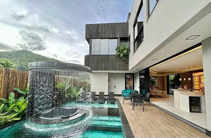 Casa Automatizada na Praia do Estaleiro/BC