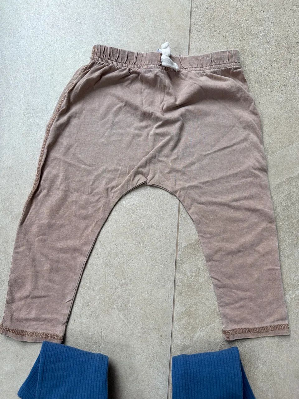 3 calças moletom leves 18-24 meses Cotton On usadas - Foto 3