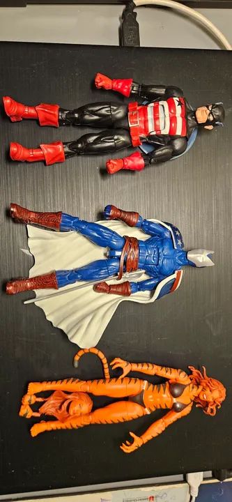 Bonecos Marvel Legends reservado para Ben 10.000