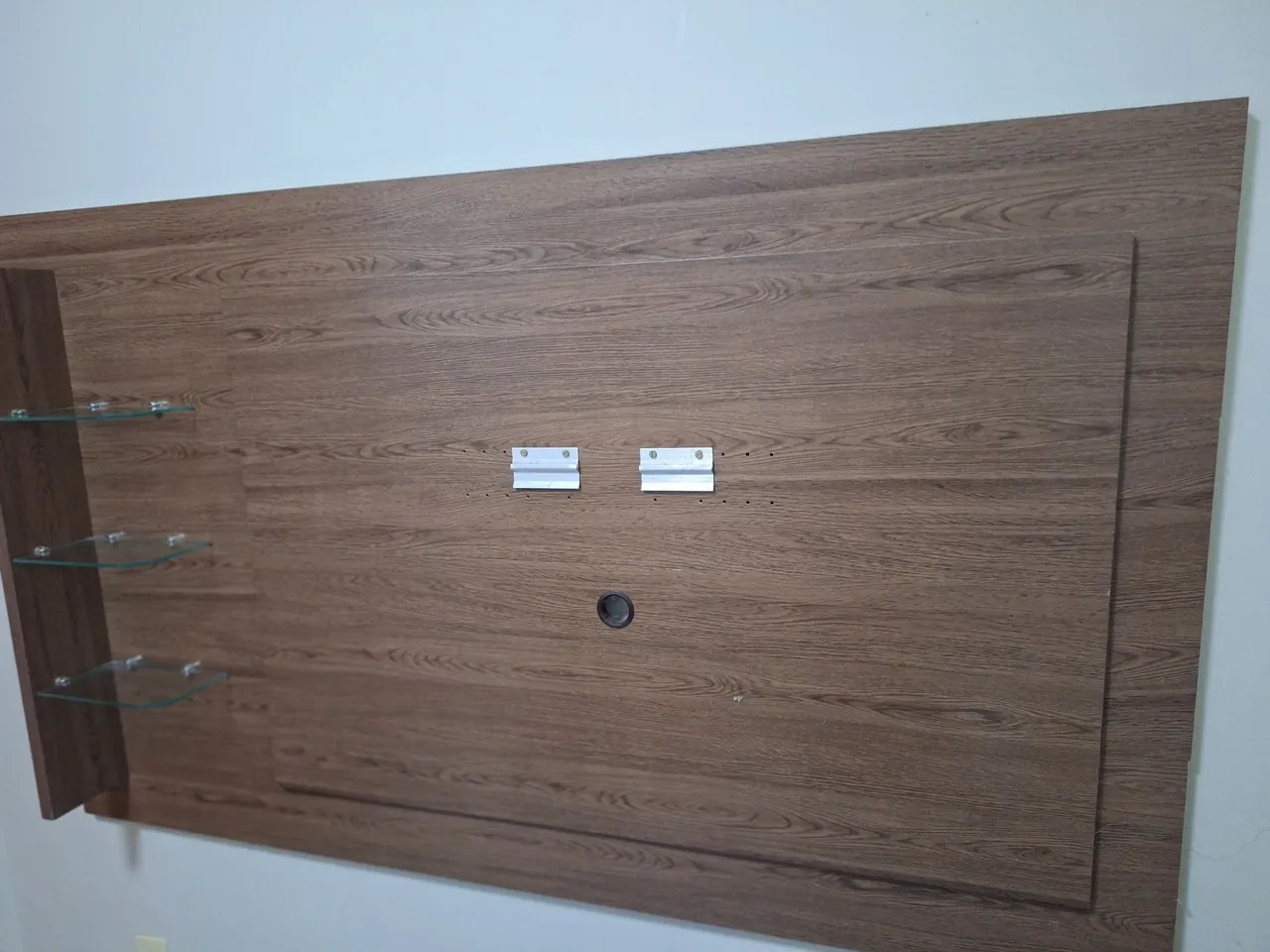 Painel para TV com prateleiras de vidro e design moderno