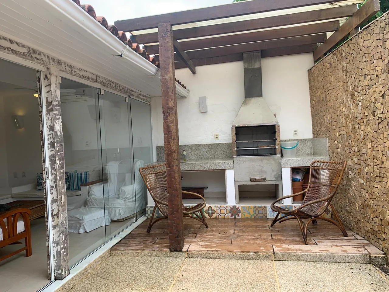 Excelente casa salão, 2 suítes, garagem em Condom[inio à 700m da Praia, lado direito de
