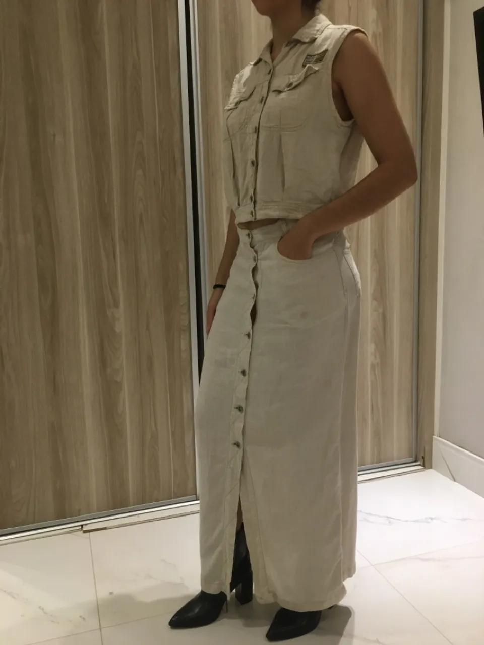 Conjunto Saia Longa e Colete Bege