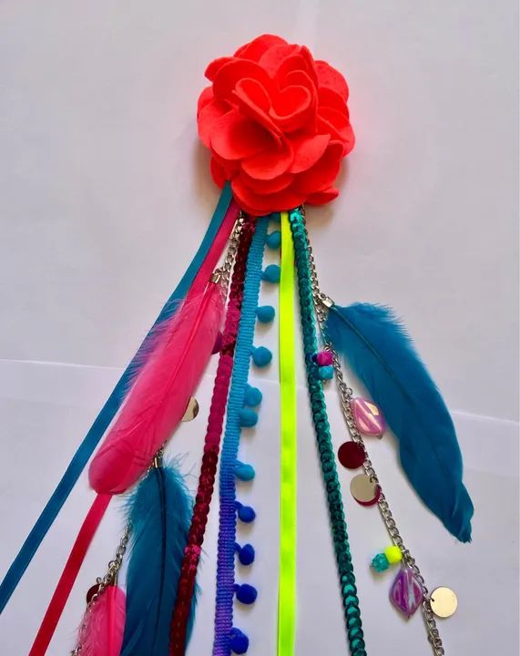 Acessório de cabelo com plumas e flores, adereço de carnaval 2025 - Foto 2