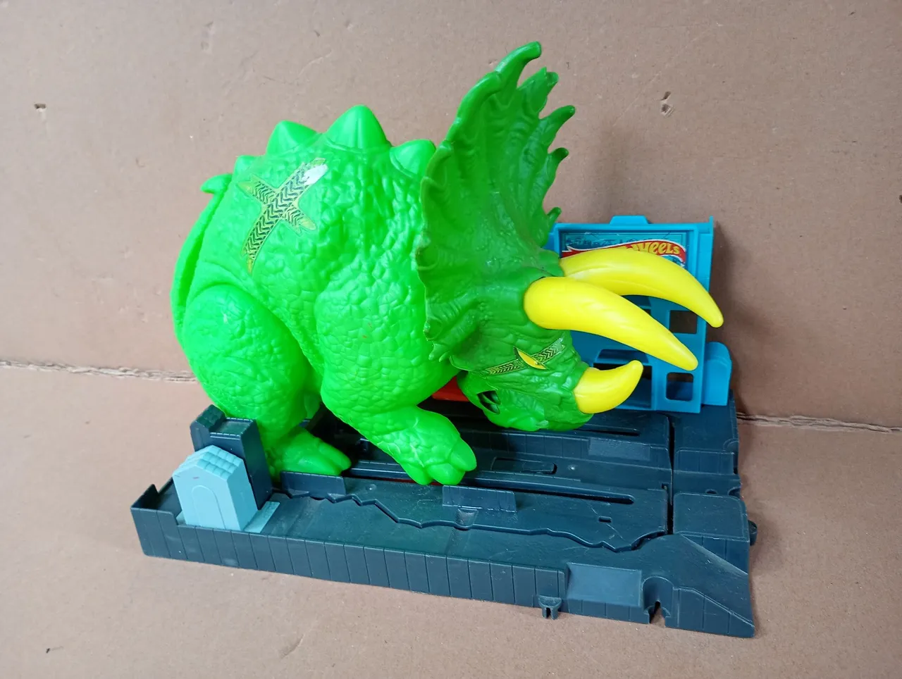 Hot Wheels Dino Triceratops - Pista Interativa faltando uma parte da pista